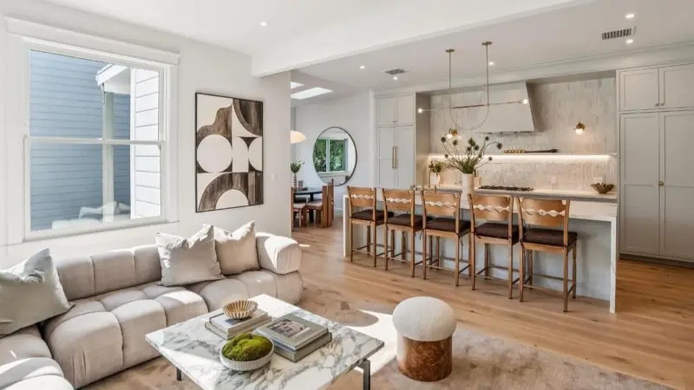 Apartamento de três dormitórios no Duboce Triangle foi luxuosamente mobiliado — Foto: Open Homes via BBC
