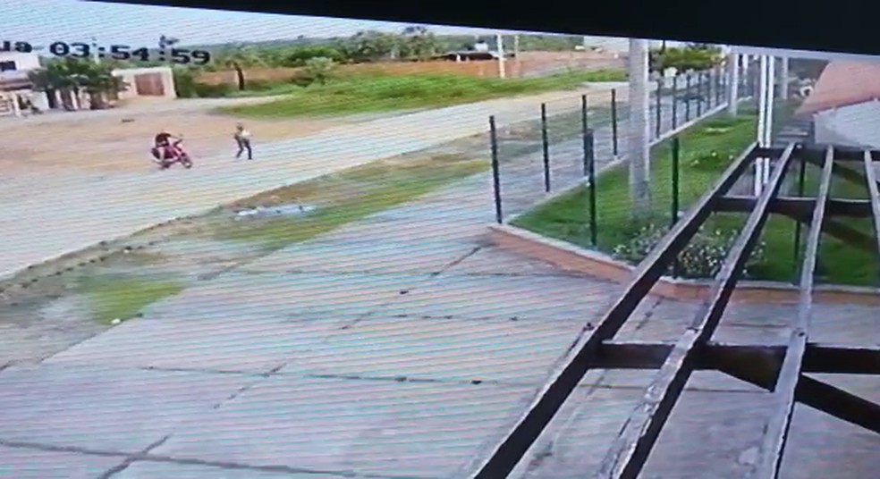 Câmeras de segurança da escola mostram momento em que suspeito deixa a adolescente de volta na escola. — Foto: Reprodução