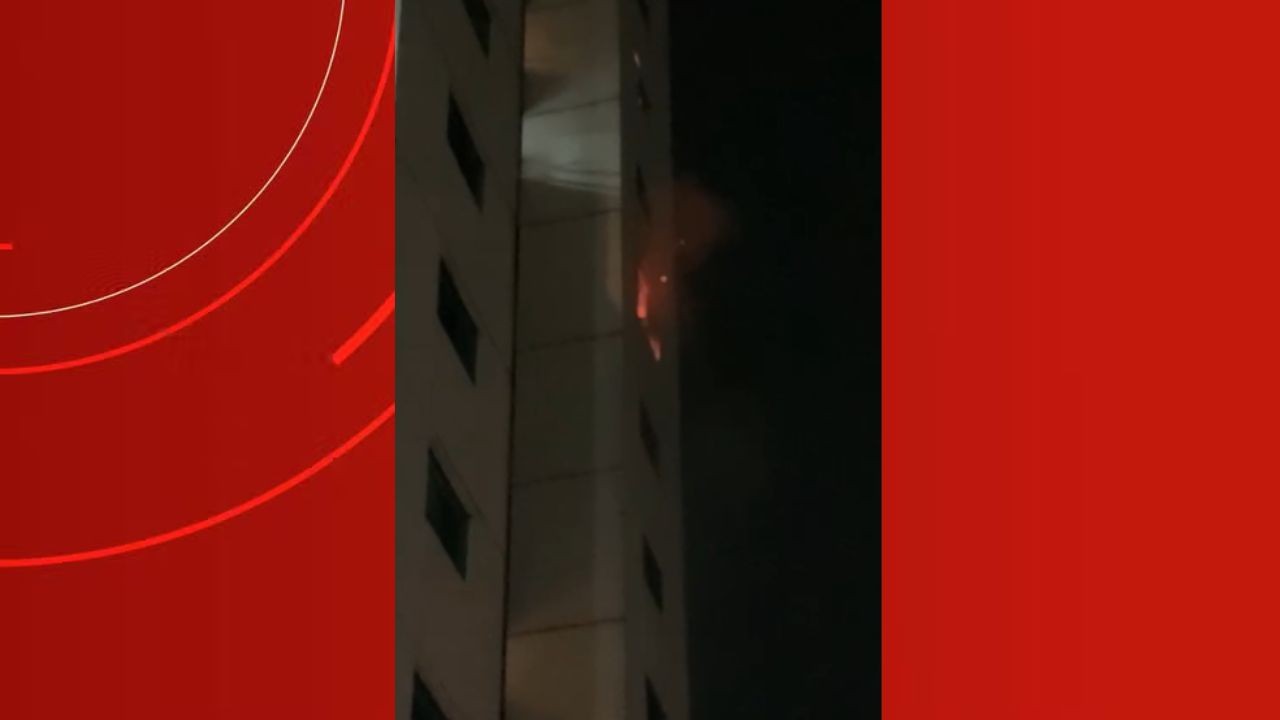 Apartamento no 8º andar pega fogo em condomínio na Ponta Negra; imóvel estava vazio no momento do incêndio