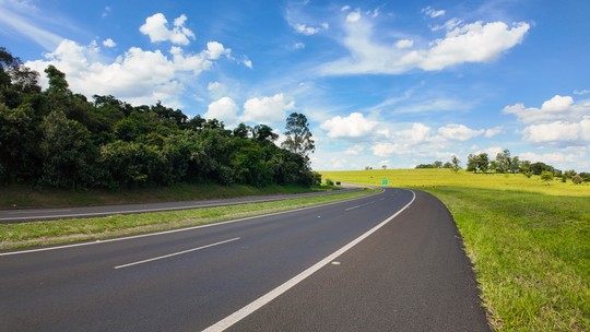 Empresa do Grupo Pátria vence leilão da Rodovia Raposo Tavares - Leilão de concessão foi realizado nesta sexta-feira (5), em São Paulo (SP). Trecho de 285 quilômetros, entre Ourinhos (SP) e Itapetininga (SP), abrange 13 municípios. Contrato tem duração de 30 anos e investimento de quase R$ 6 bilhões. Vencedora foi a Infra BR V Missouri Holding, do grupo Pátria.