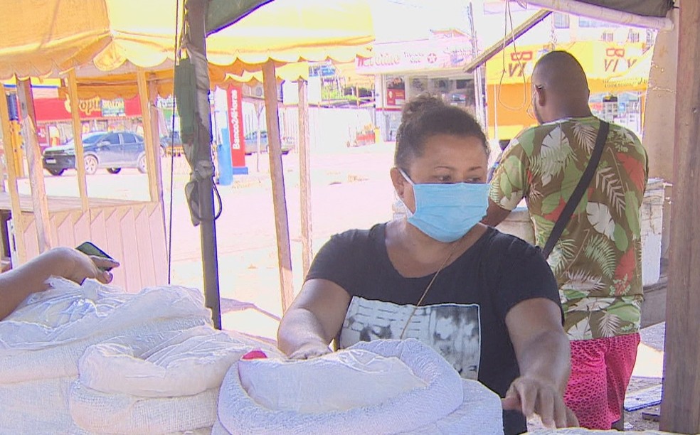 Feira improvisada em canteiro central gera impasse; prefeitura