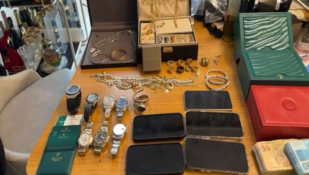 Joias, dinheiro e relógios de luxo apreendidos com chefe de quadrilha de tráfico de drogas em Santa Catarina — Foto: Reprodução