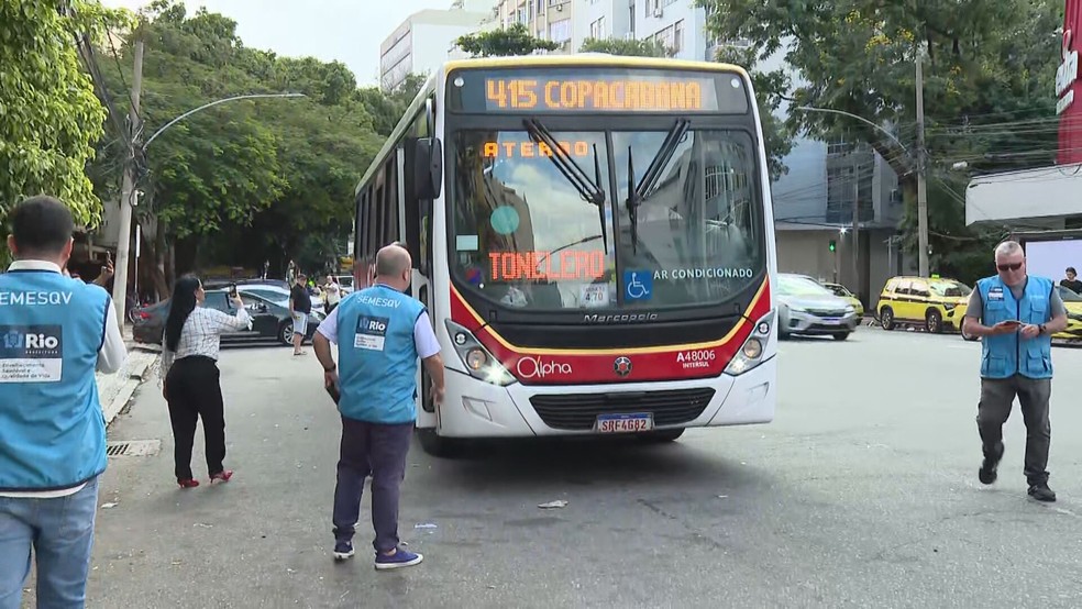 Fiscais fazem o monitoramento dos ônibus — Foto: Reprodução/TV Globo