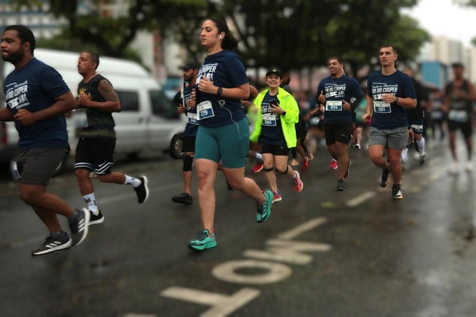 Prova de pedestrianismo e Parada de Natal mudam rotas de ônibus e bloqueiam vias em Santos; confira