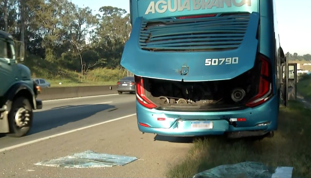 Ônibus não consegue frear e bate na traseira de outro ônibus na Via Dutra