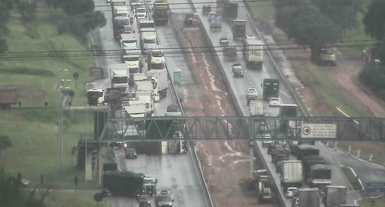 Carreta tomba e interdita totalmente pista da Rodovia Dom Pedro, em Atibaia