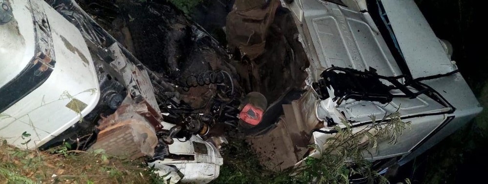 Frutal: Motorista fica ferido após caminhão cair de ponte na BR-153 