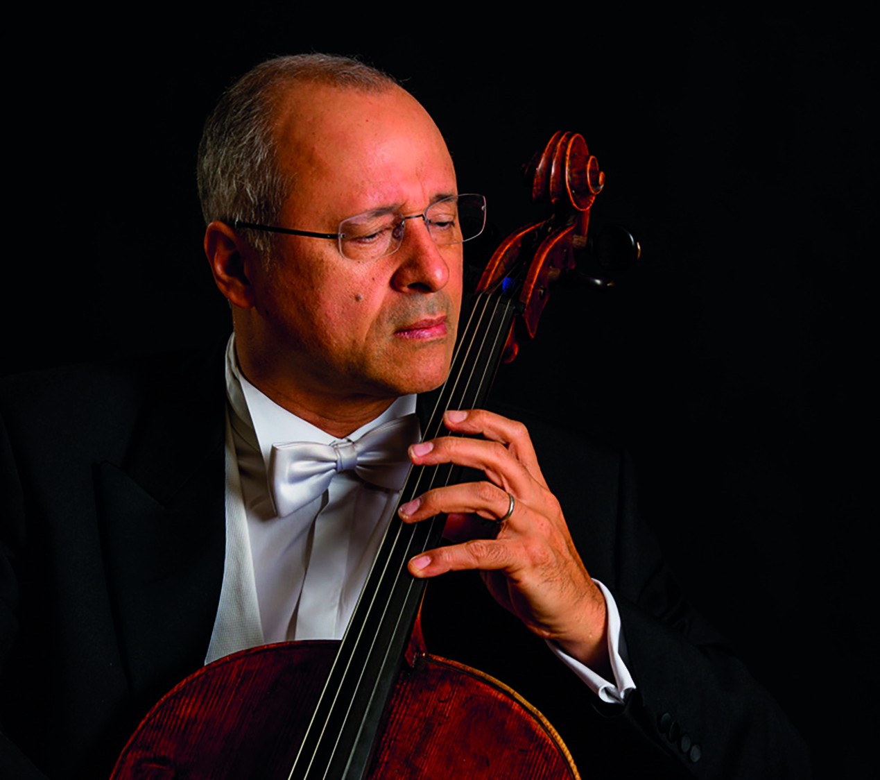 Antonio Meneses (1957 – 2024) foi renomado violoncelista do Brasil que encontrou no aeroporto a melhor saída