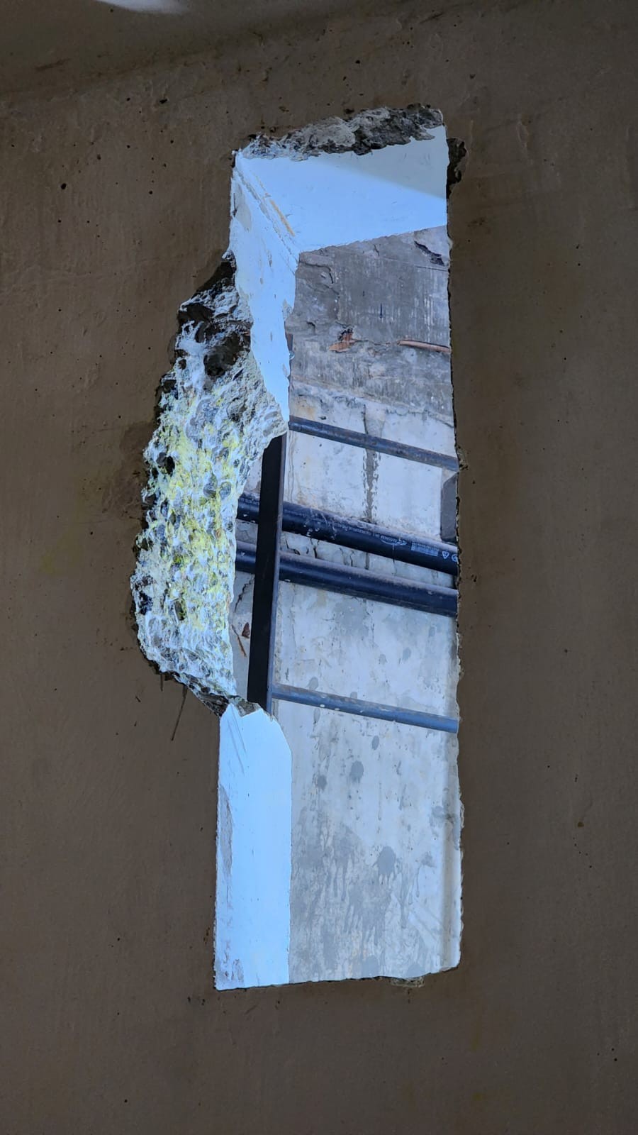 Foto mostra buraco na parede da cela do presídio de Mossoró; dois presos fugiram