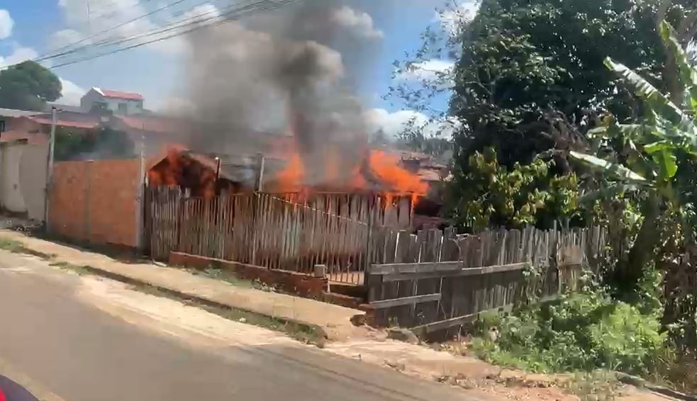 Incêndio destrói casa e crianças se salvam com ajuda de vizinhos no sul do Pará 