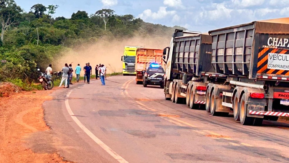 Acidente deixou trânsito congestionado na MT-338 — Foto: Roseno Barros/Porto Notícias