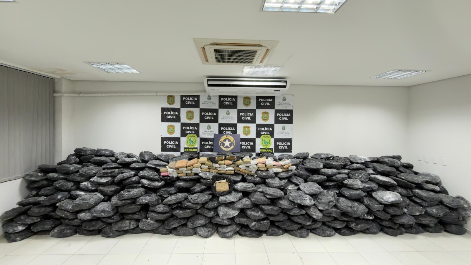 Polícia apreende 700 kg de drogas escondidos em materiais destinados à reciclagem em Fortaleza