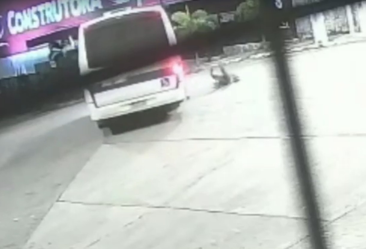 VÍDEO: Jovem cai de micro-ônibus em movimento e sofre ferimento na cabeça em Natal