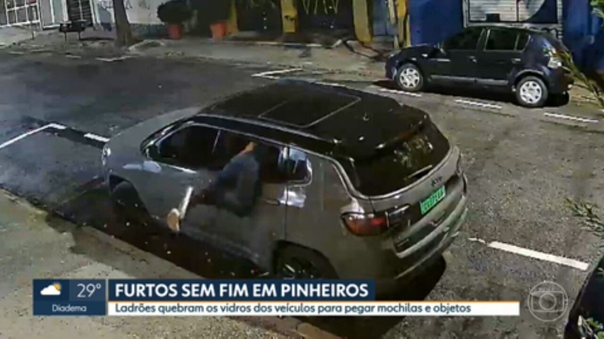 Vídeos: Homem quebra vidros de carros em rua no bairro de Pinheiros; região tem 28 furtos por dia
