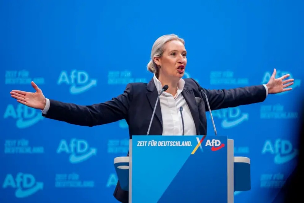 Os apoiadores do AfD rejeitam frequentemente o rótulo de 'direita radical', incluindo a líder do partido, Alice Weidel, que descreve o partido como um movimento conservador e libertário — Foto: Getty Images via BBC