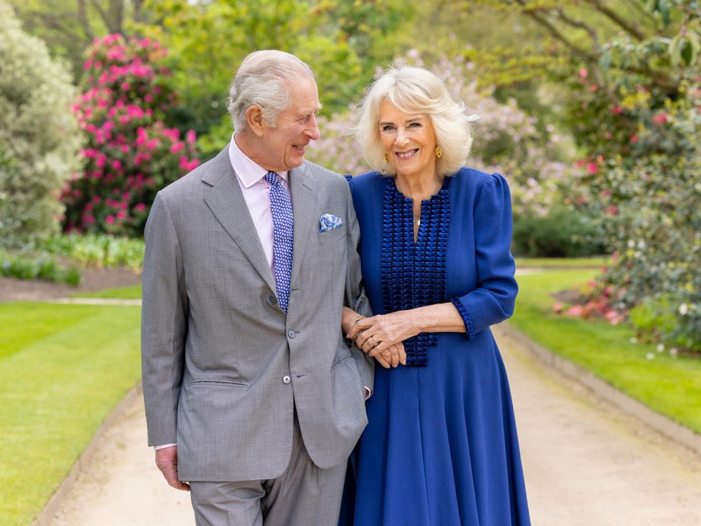 O rei Charles III caminha ao lado da rainha consorte Camilla em nova imagem divulgada pelo Palácio de Buckingham, em abril de 2024. — Foto: Divulgação/ Palácio de Buckingham