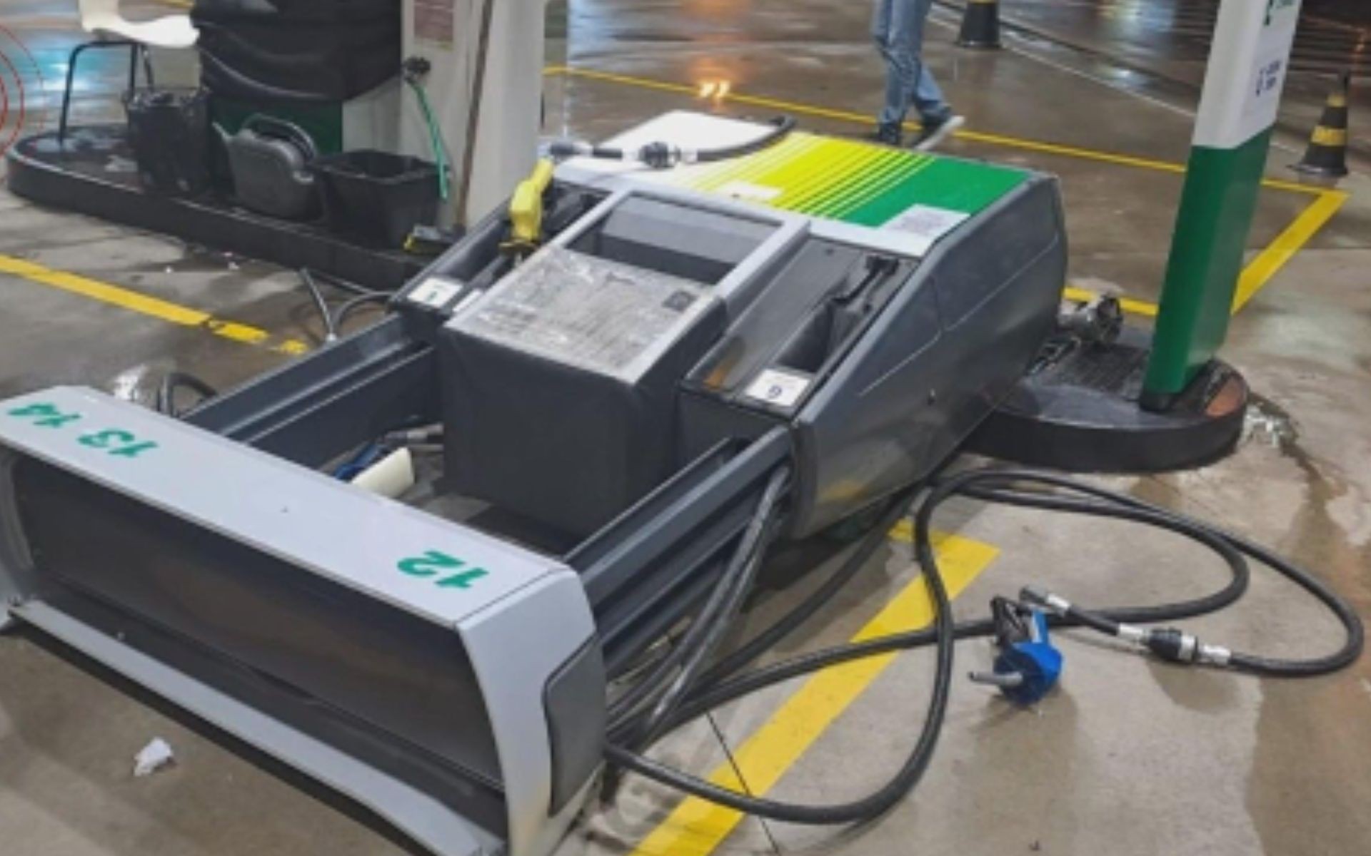 Professora de dança fica ferida com estilhaços e vento derruba bomba de posto: 'Caiu tudo', diz moradora, sobre temporal na região