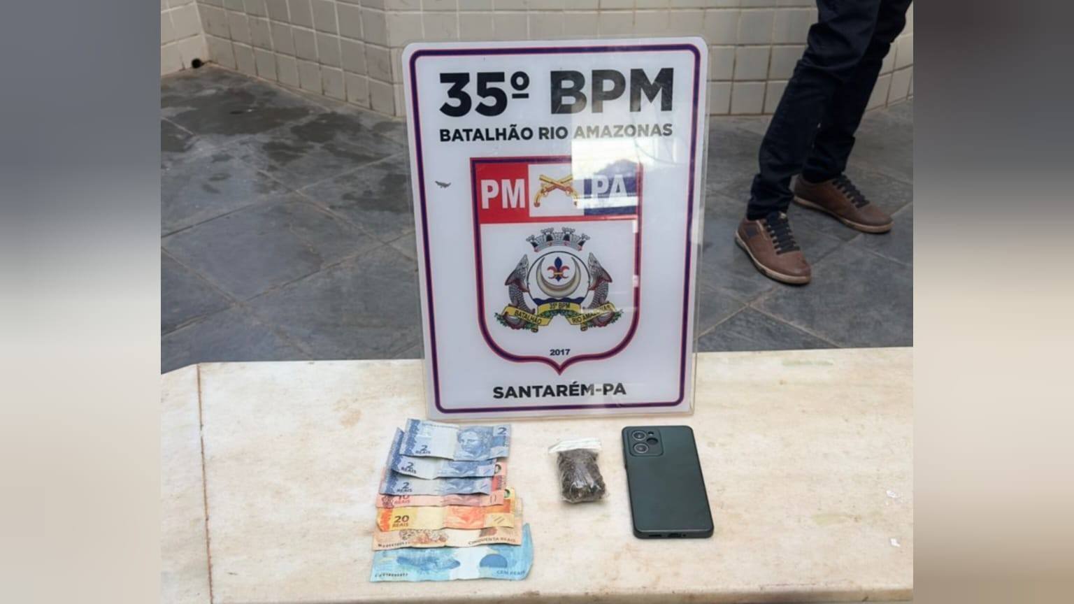 Após denúncias, Polícia Militar encontra droga enterrada próximo à uma fossa no bairro São José Operário em Santarém