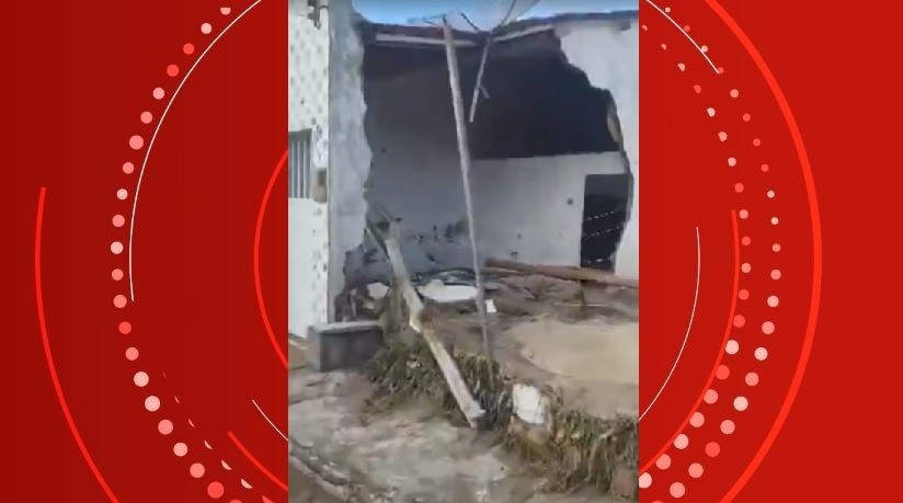 Rompimento de reservatório de água destrói parte de casa em Piaçabuçu