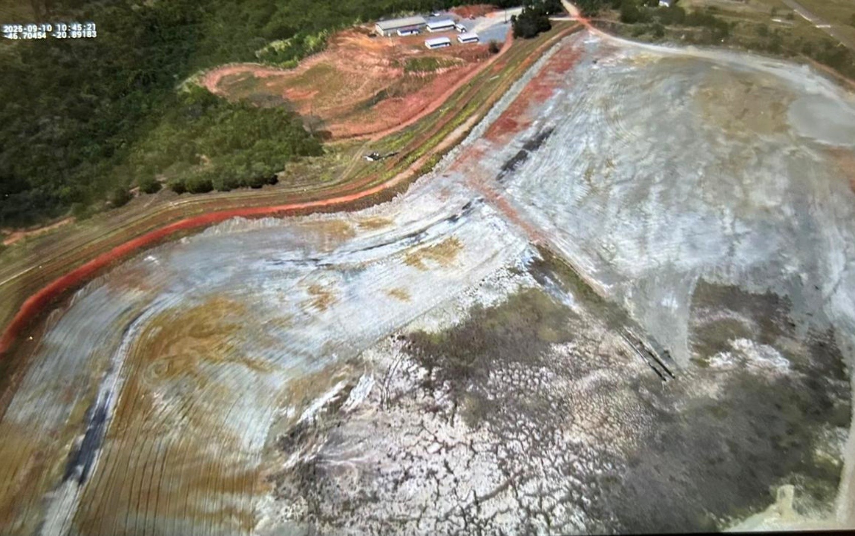 MP e órgãos ambientais fiscalizam barragem de rejeitos irregular em Fortaleza de Minas, MG