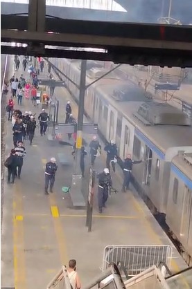 Torcedores soltam fogos em policiais e outros passageiros em estação de trem do Engenho de Dentro; VÍDEO