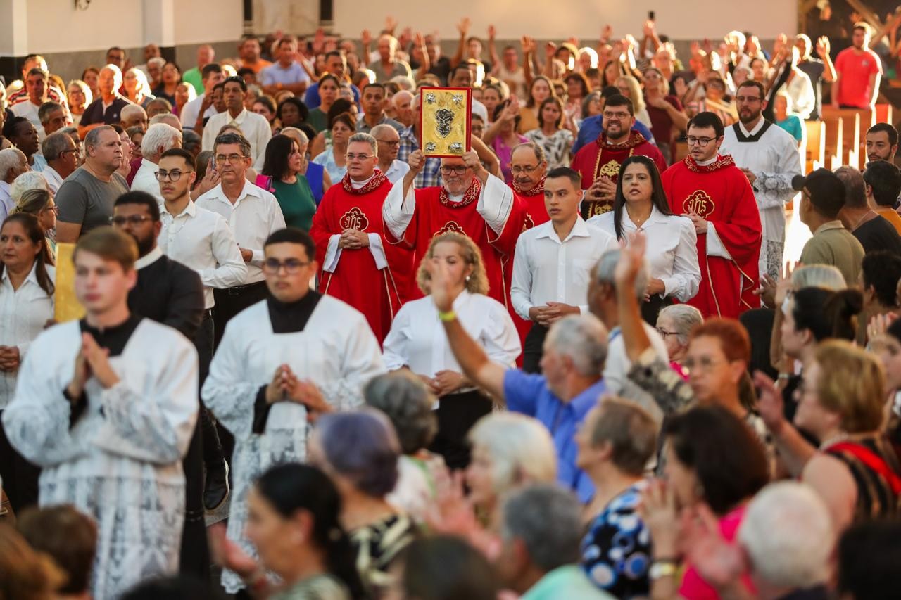 Cura e devoção: conheça histórias de voluntários da romaria que recebe milhões de pessoas por ano, em Goiás 