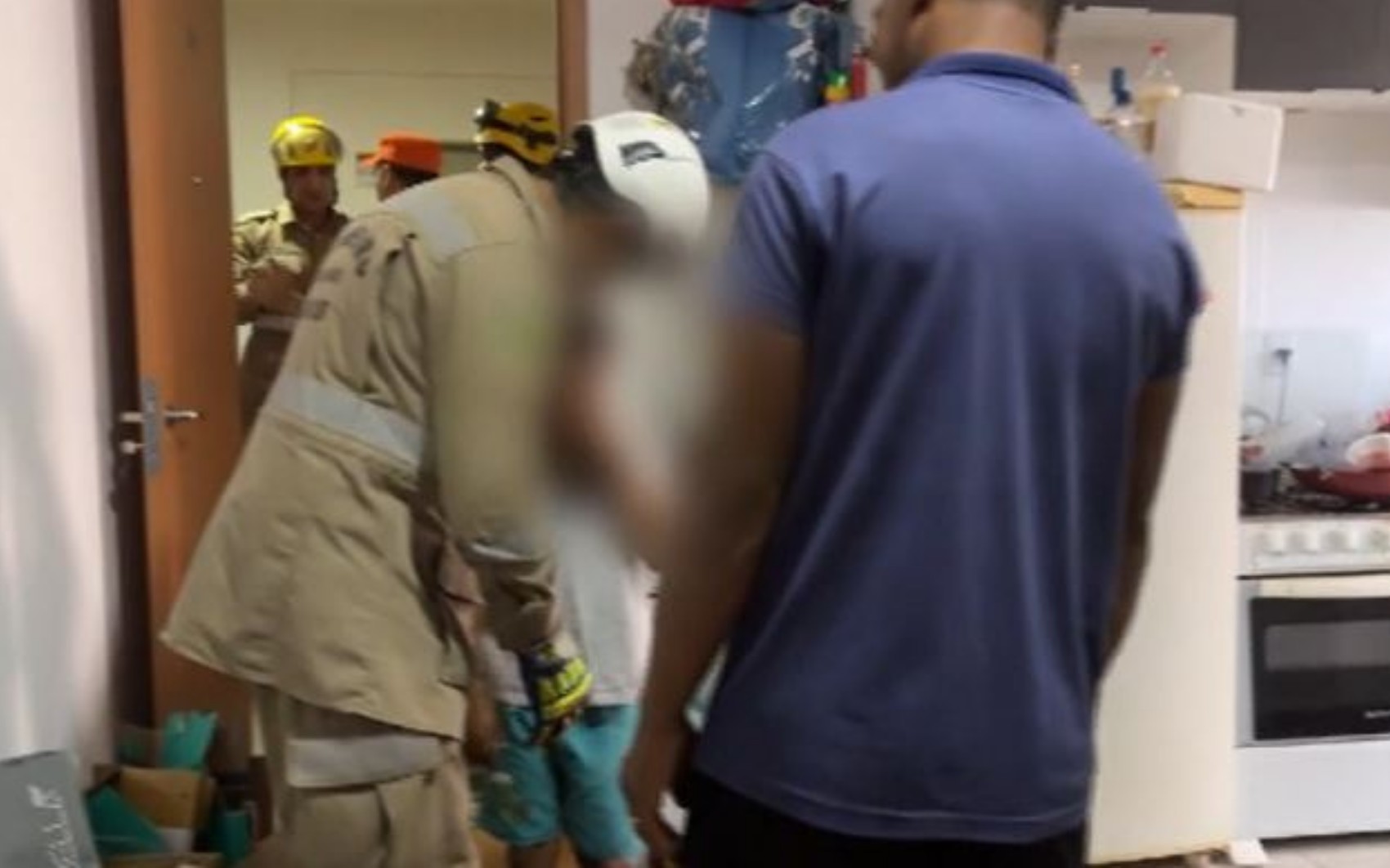 Menino encontrado trancado em apartamento pediu para pegar caixa de remédio ao ser resgatado, diz conselheiro