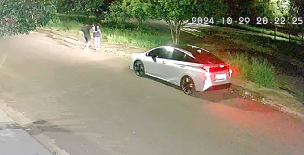 Momento em que o homem esfaqueia a suposta namorada no Jardim Vale do Sol, em Presidente Prudente (SP) — Foto: Redes sociais
