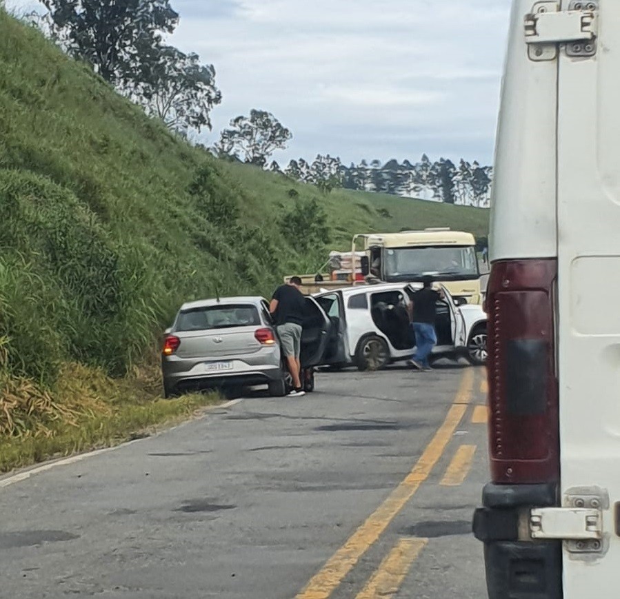 Engavetamento entre 4 carros interdita parcialmente a BR-267, entre Juiz de Fora e Bicas