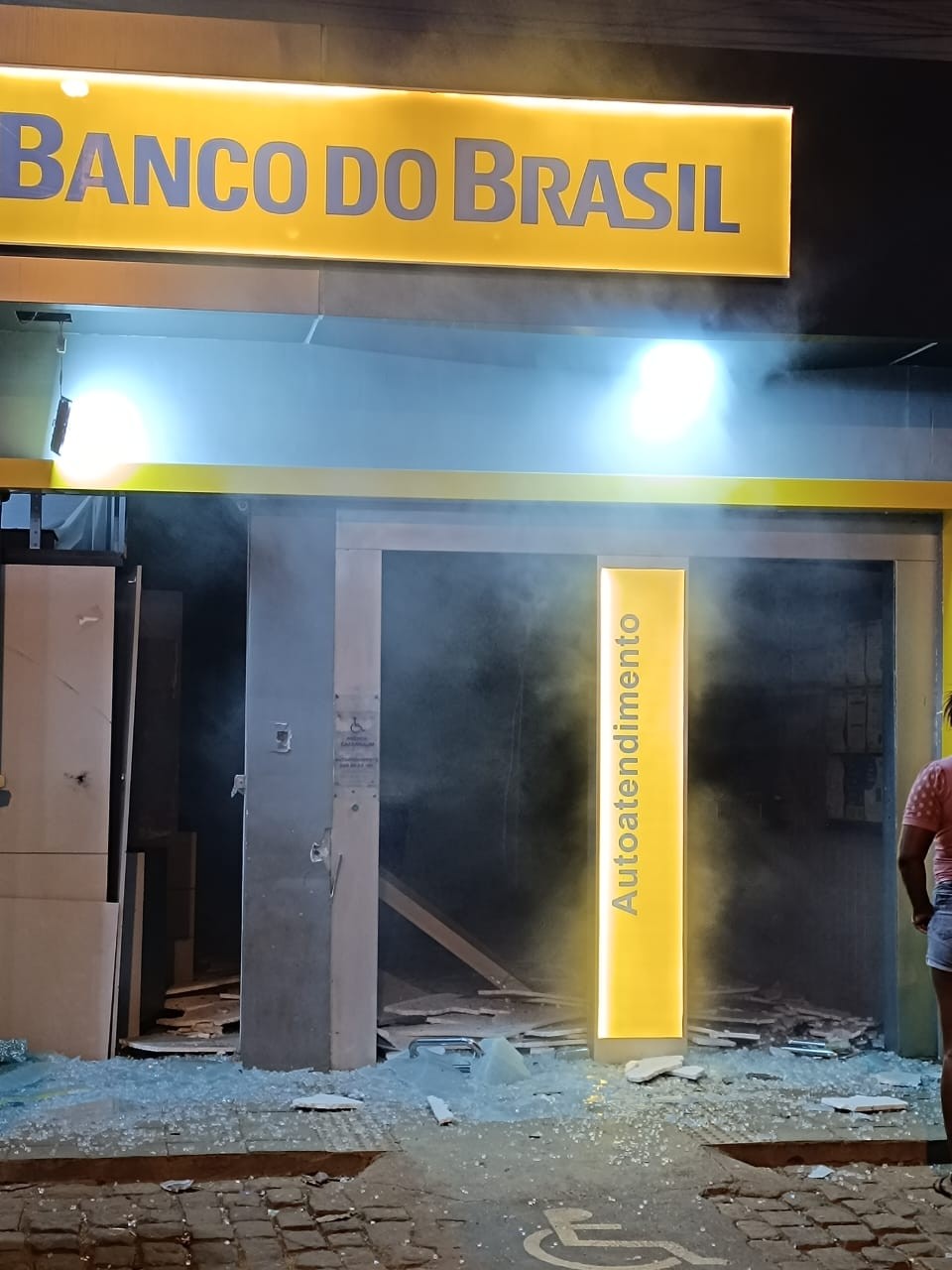 Caixas eletrônicos de agência bancária são explodidos e sede do pelotão da PM é atacada em cidade do interior da Bahia
