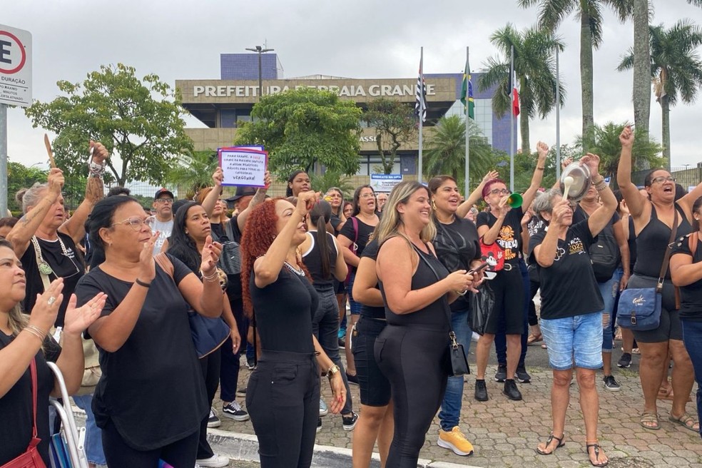 Manifestantes são contra reajuste salarial de 4% em Praia Grande, SP — Foto: Marcela Pierotti/TV Tribuna