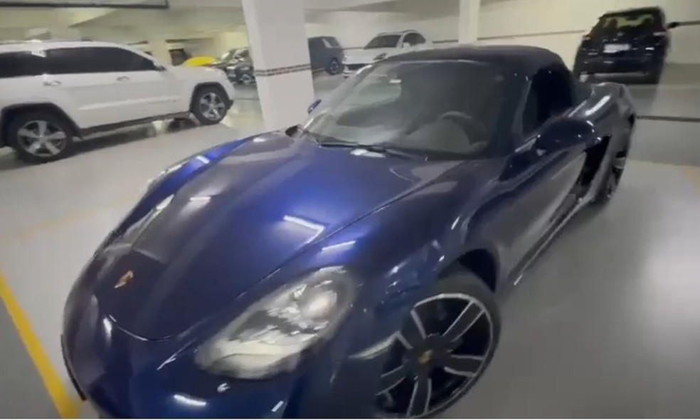 PF apreende carro de luxo durante a operação Agusta, em São Paulo, na manhã desta quarta-feira (25). — Foto: Reprodução/TV Globo