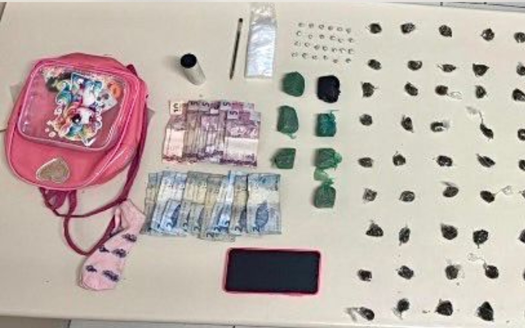 Mulher é presa suspeita de tentar se desfazer de mochila com drogas no interior da Bahia