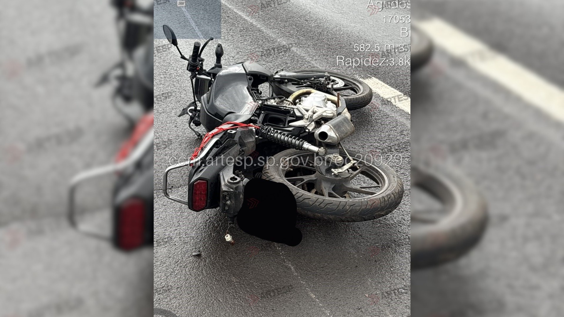 Motociclista de 26 anos morre após bater na grade de canteiro central em rodovia