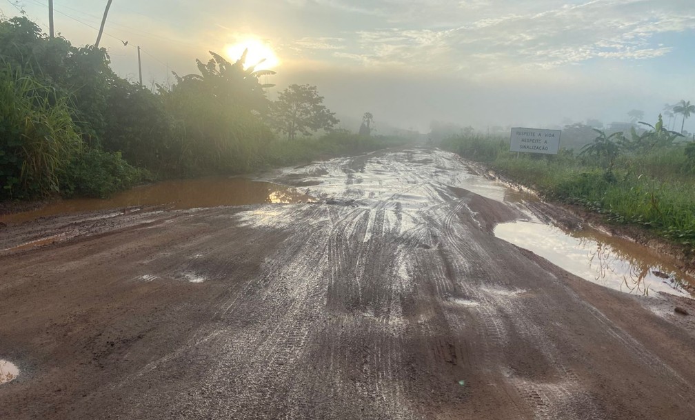 Más condições da BR-364 prejudica economia e o direito de ir e vir da população acreana — Foto: Bruno Vinicius/Rede Amazônica