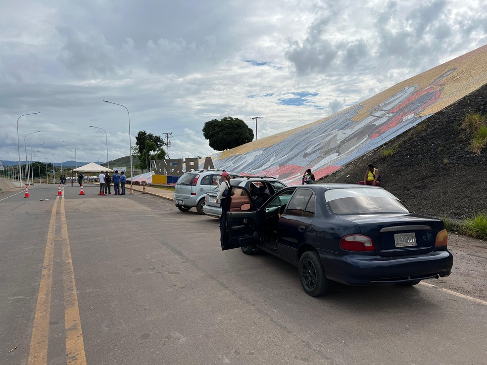 Carros barrados por guardas venezuelanos na fronteira do Brasil. — Foto: Caíque Rodrigues/g1 RR