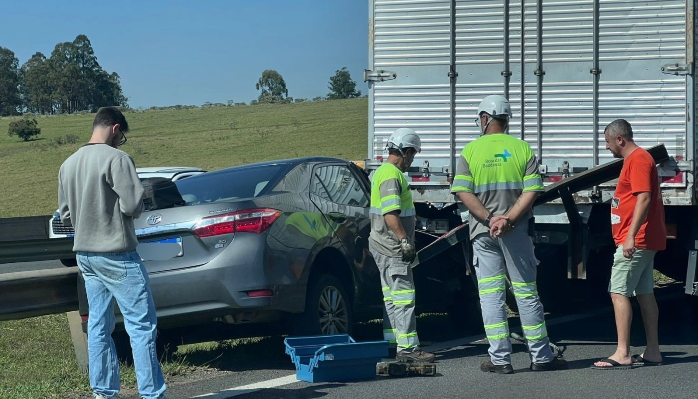 Carro bate em carreta e trava faixa do Anel Viário em Valinhos