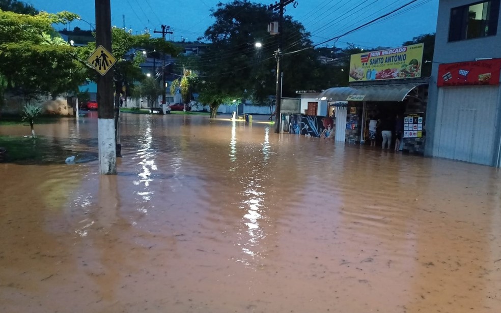 Chuva deixa ruas alagadas em Cambuí (MG) — Foto: Redes sociais
