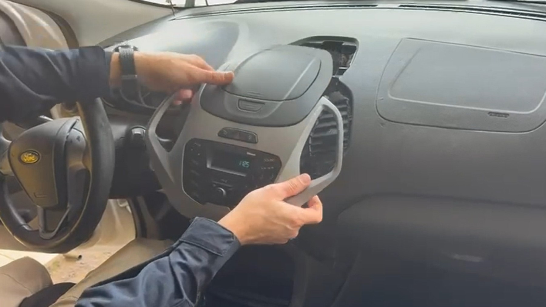 VÍDEO: fuzis são encontrados escondidos dentro de painel de carro que rodou 1,3 mil km e foi preso a 100 km do destino final, no Paraná