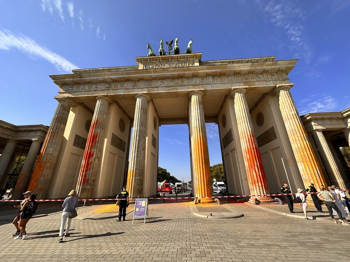 Activistas climáticos pintan graffitis en la Puerta de Brandenburgo en protesta en Alemania  mundo