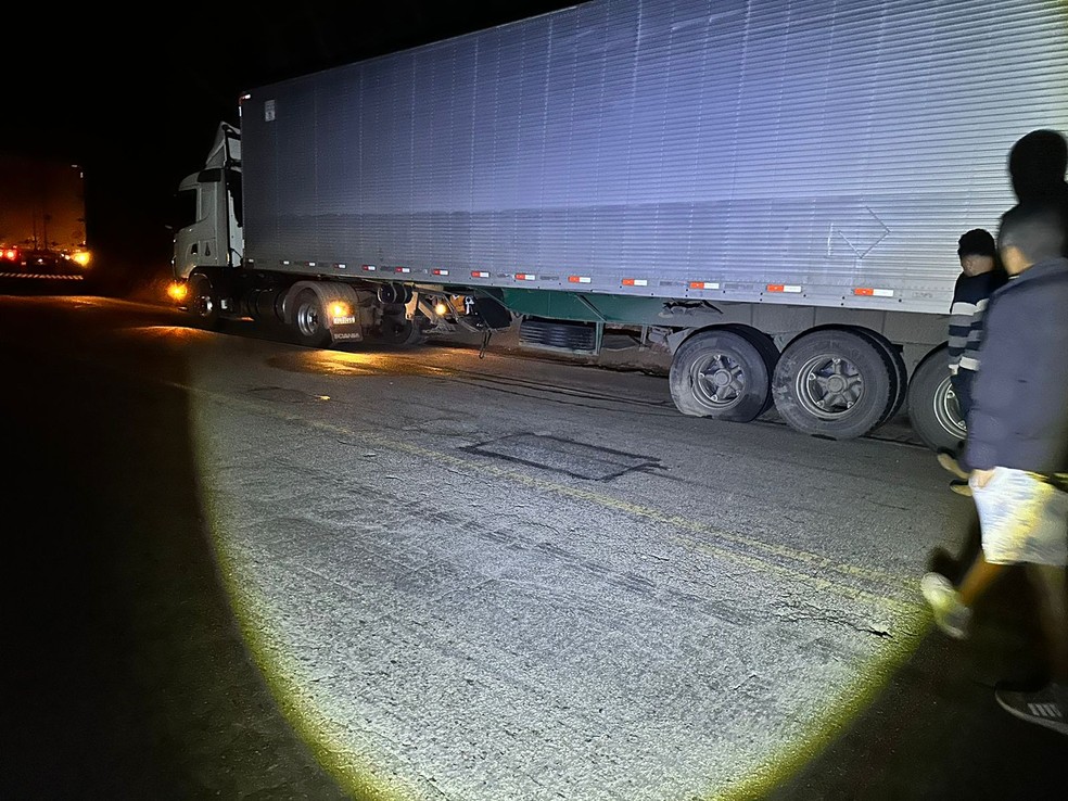 Carro atingiu traseira da carreta que estava estacionada na BR-116 — Foto: Redes Sociais