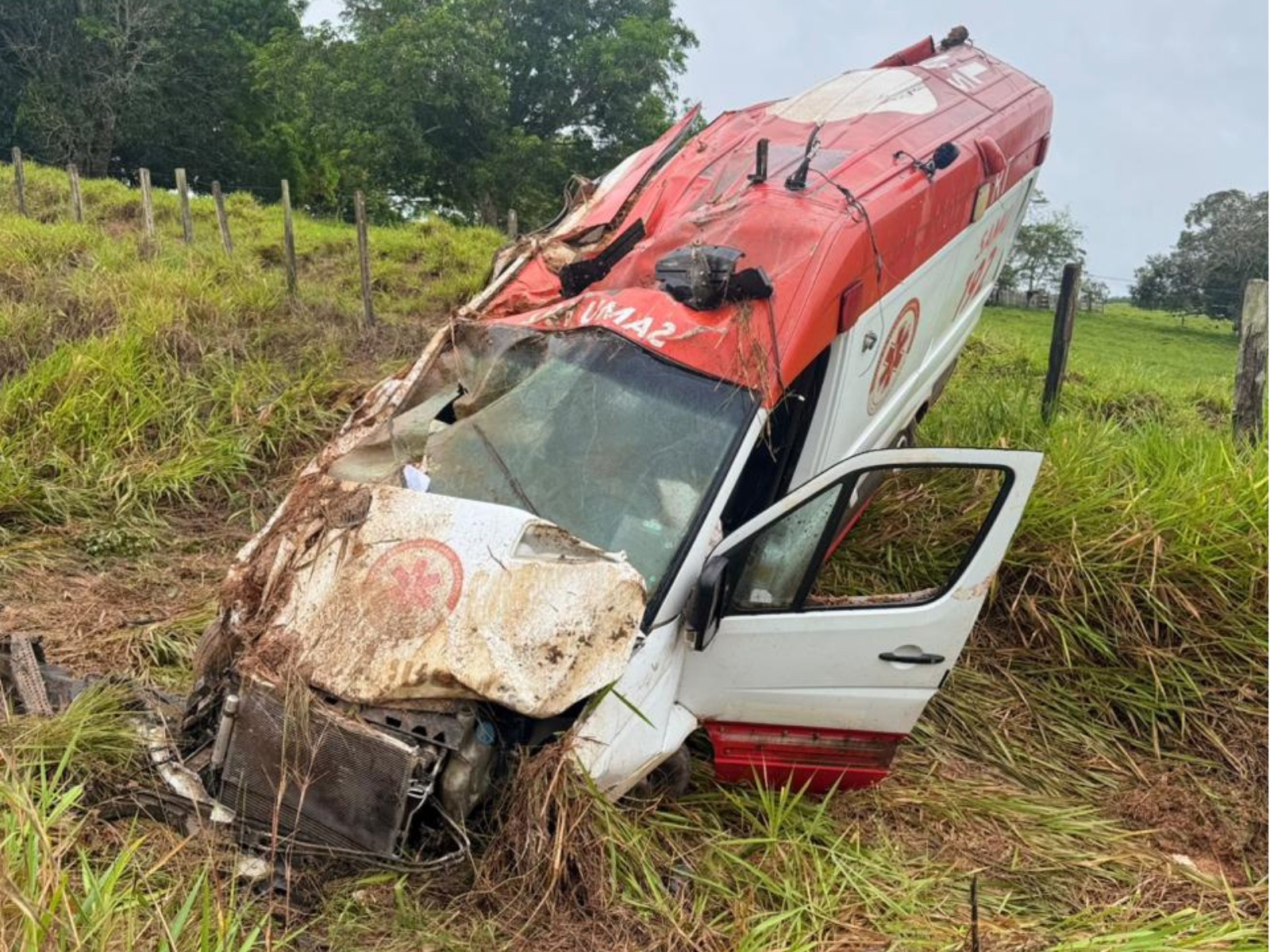 VÍDEO: Ambulância do Samu capota a caminho de atendimento no interior do Acre