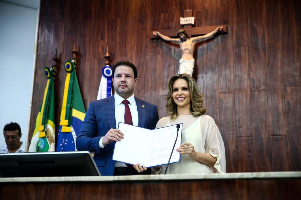 Novo presidente da Câmara, Léo Couto, com o termo de posse da nova vice-prefeita, Gabriella Aguiar — Foto: Thiago Gadelha/SVM