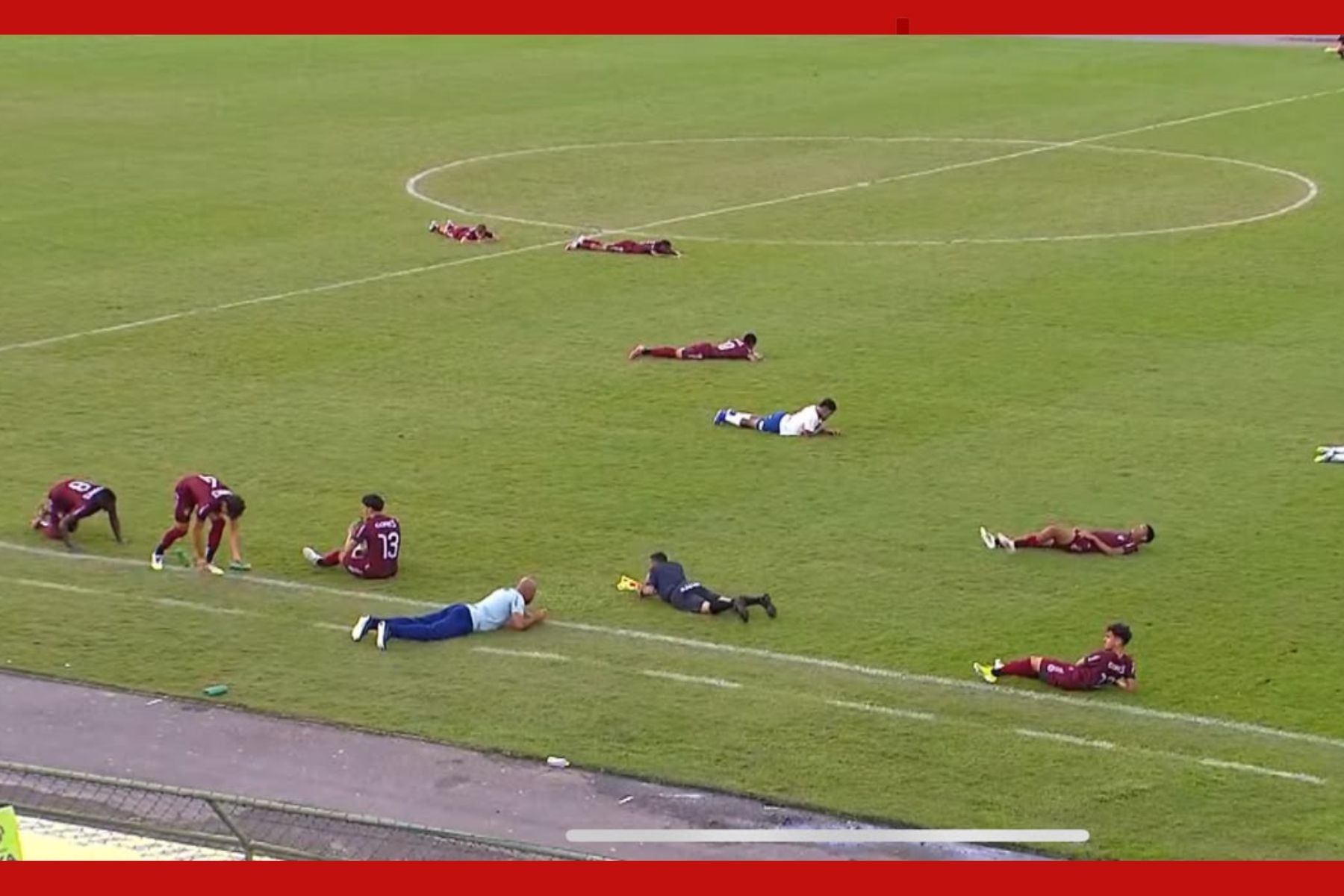 VÍDEO: Enxame de abelhas invade estádio e interrompe partida de futebol na Bahia