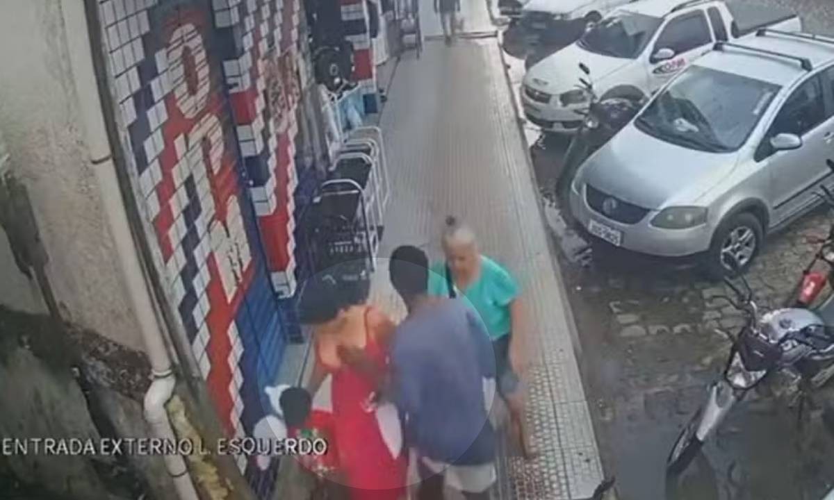 Influenciadora tem peito apertado por homem enquanto caminhava com filho de 2 anos na Bahia; polícia tenta identificar suspeito