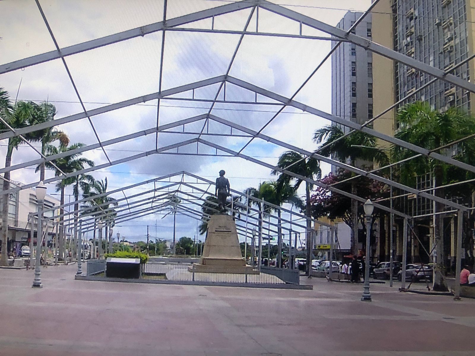 Feira de Preços Especiais em Campos só terá nova montagem após reparos na Praça São Salvador