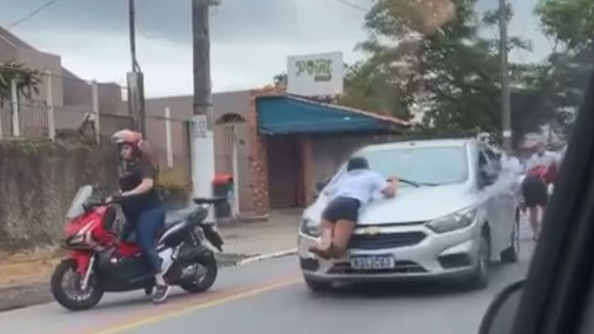 VÍDEO: motorista fura bloqueio e arrasta mulher em capô durante ato por pintor morto por PM no ES