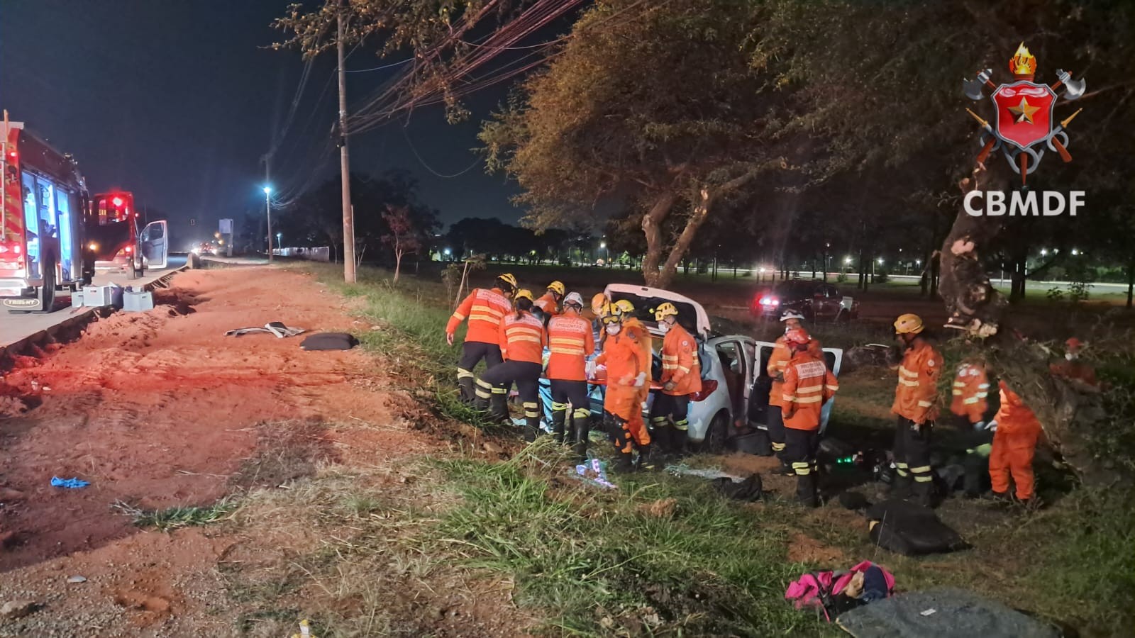 Motorista morre e 2 crianças ficam feridas após carro bater em árvore em Brasília