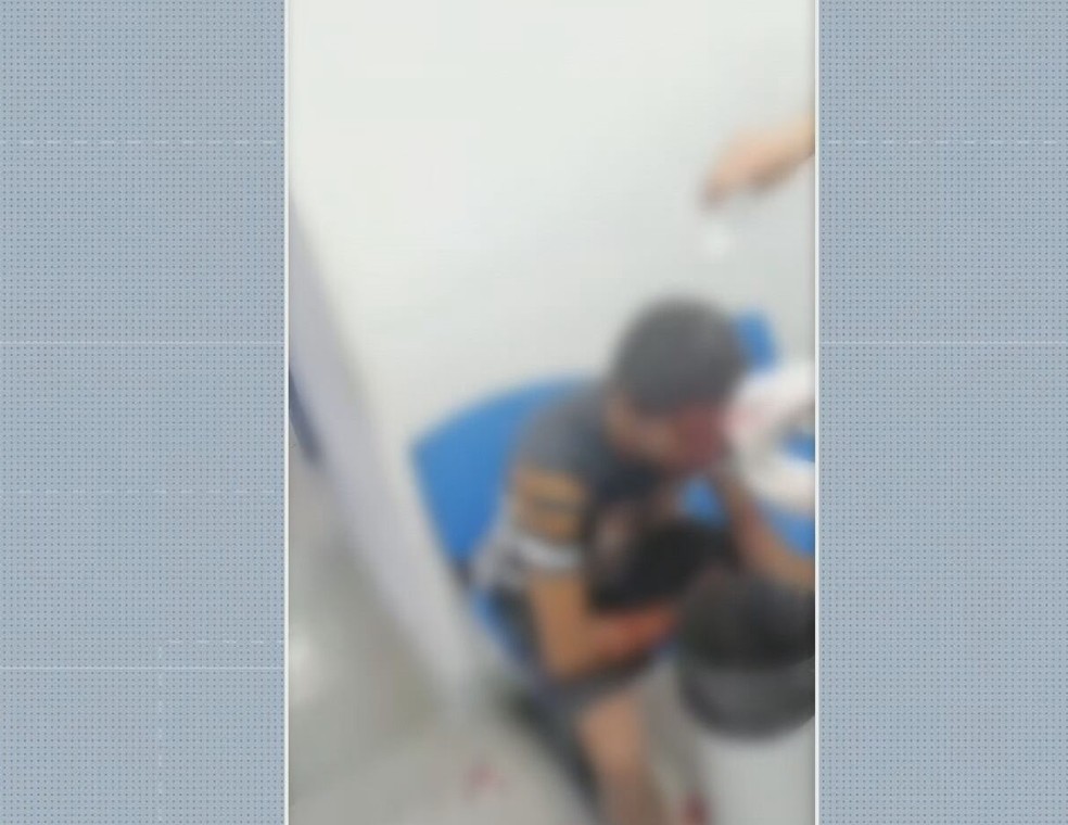 Suspeito de furtos é agredido dentro de maternidade no Recife — Foto: Reprodução/TV Globo
