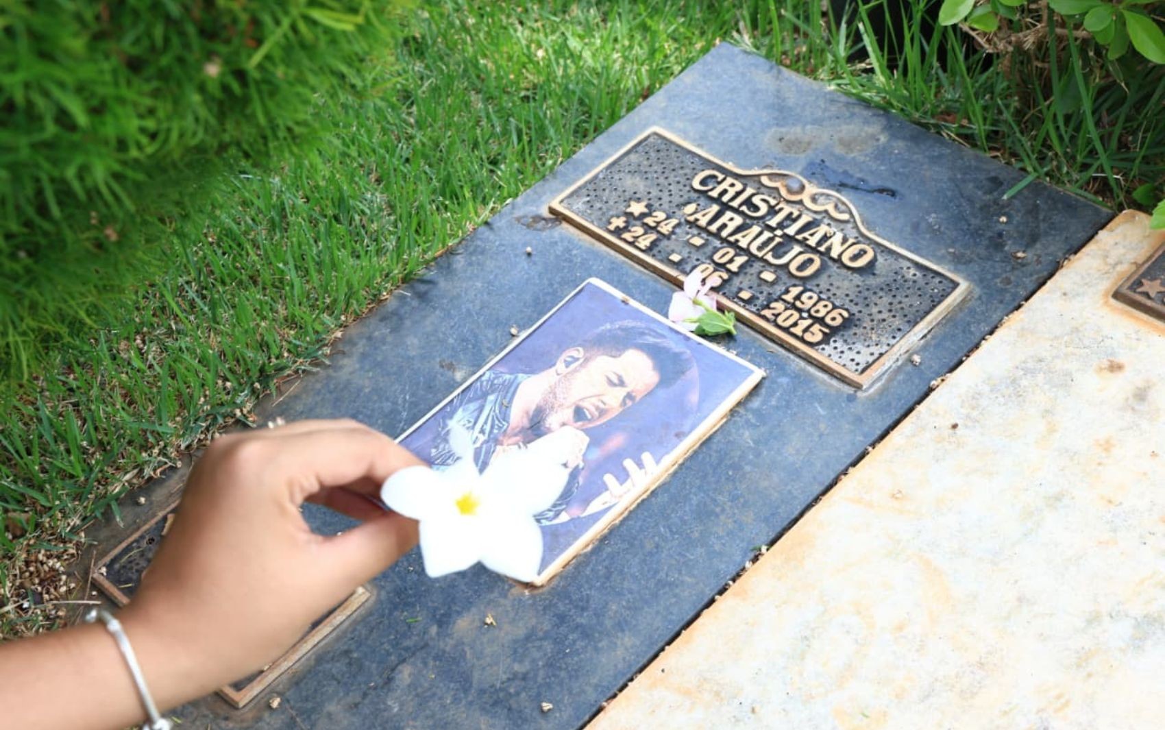 Fãs viajam mais de 30h para visitar túmulo de Cristiano Araújo, em Goiânia: ‘Faço isso há 10 anos’